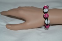 bracelet ajustable perles de verre et résine fuschia et blanc avec strass sur cordon coton noir.